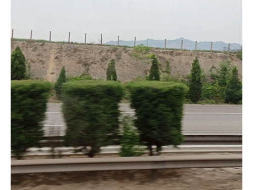 高速路邊的防護(hù)立柱